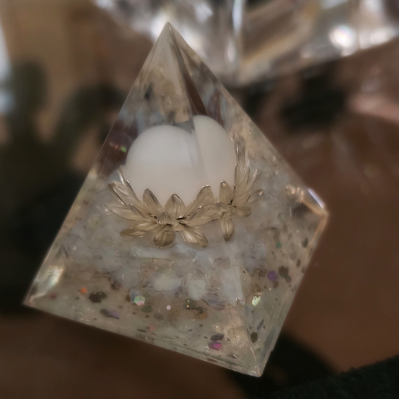 Crystal Clear Pyramid with White and Silver Accents - Picture 1 of 2